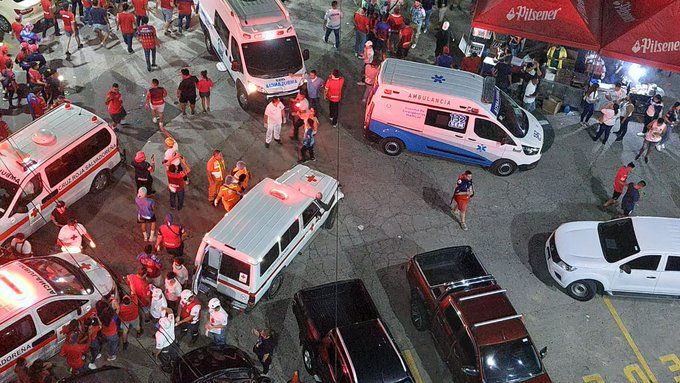 Una estampida en un estadio deja varios muertos en El Salvador
