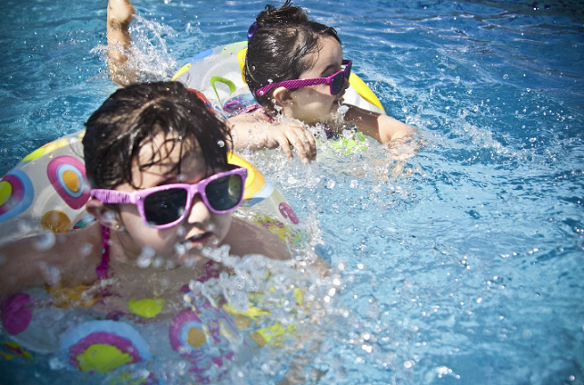 Consejos de seguridad en el agua para niños y familias este verano