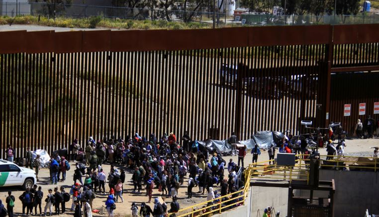Migrantes en el sur de México forman grupo para dirigirse a EE.UU.