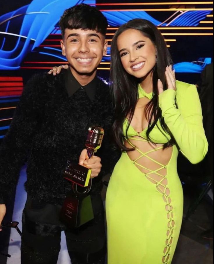 Becky G y Ivan Cornejo estrenan un nostálgico video en “2NDO CHANCE”