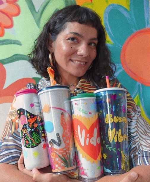 Manuela Guillén diseña vasos para Starbucks en el Mes del Herencia