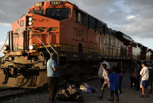 La operadora de ferrocarriles mexicana detiene los trenes debido a los migrantes que suben a bordo y resultan heridos