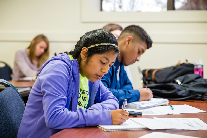 Warner Pacific recibe una subvención federal de 3 millones de dólares para reforzar los servicios a los estudiantes hispanos