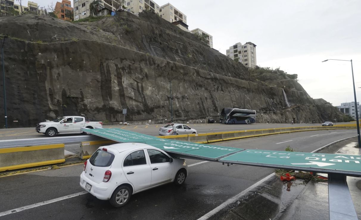 Las autoridades mexicanas afirman que las provisiones están llegando a Acapulco y la gente está saliendo