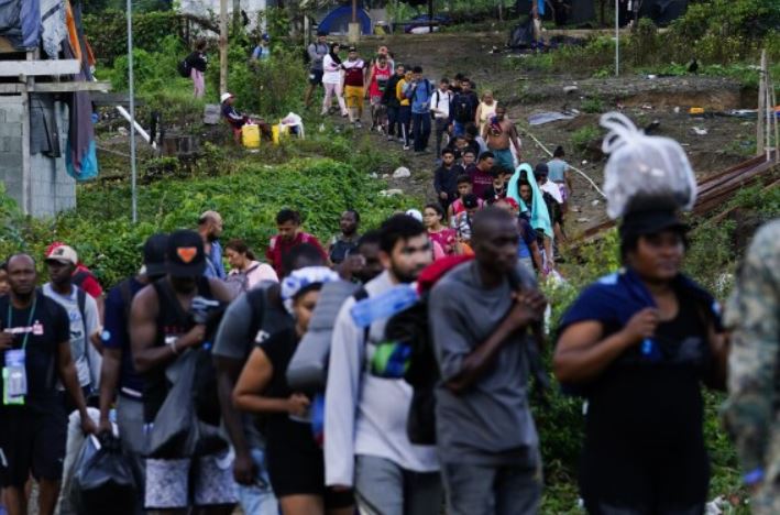 Migrantes siguen atravesando rápidamente la selva del Darién, que una vez fue impenetrable 