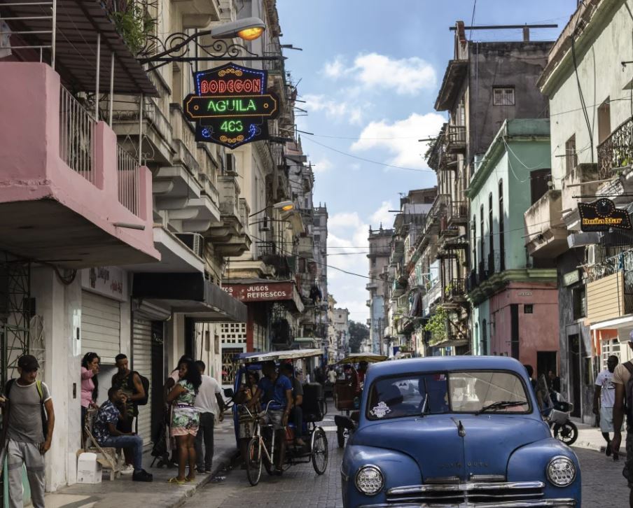 En Cuba prosperan las tiendas privadas de comestibles, pero sólo unos pocos pueden comprar