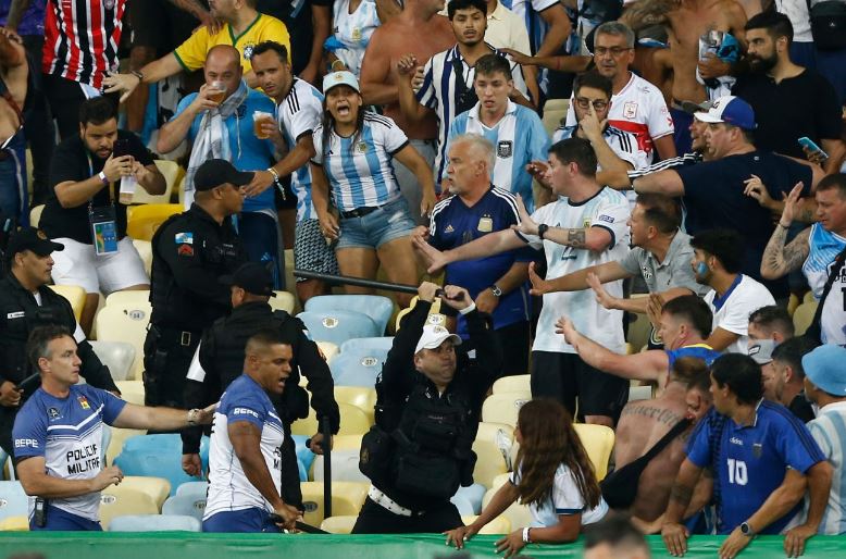 Agresión policial a aficionados en un partido de fútbol Brasil-Argentina