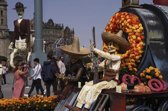Flores, altares y velas, los mexicanos honran a sus familiares fallecidos en el Día de Muertos
