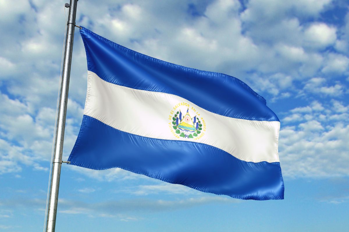 El Salvador aplica una tarifa de $1,130 dólares a viajeros africanos e indios para frenar la emigración