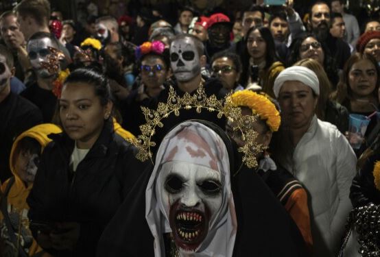 Muerteadas: Un desfile tradicional mexicano para mostrar la alegría de la muerte