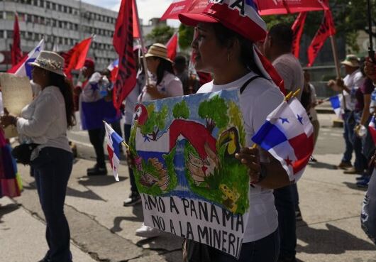 El presidente de Panamá firma la prohibición de nuevas concesiones mineras