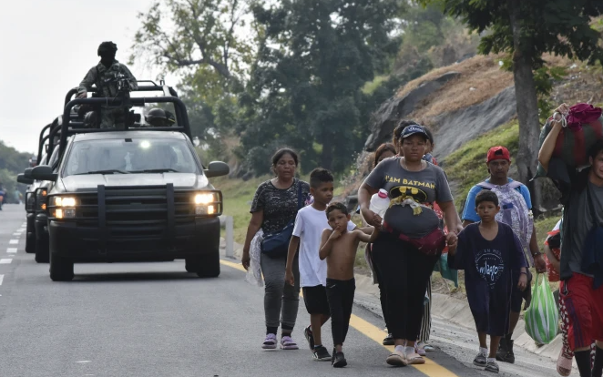 Oficiales Mexicanos desalojan campamento fronterizo mientras aumenta la presión de EE.UU. para limitar el cruce de migrantes