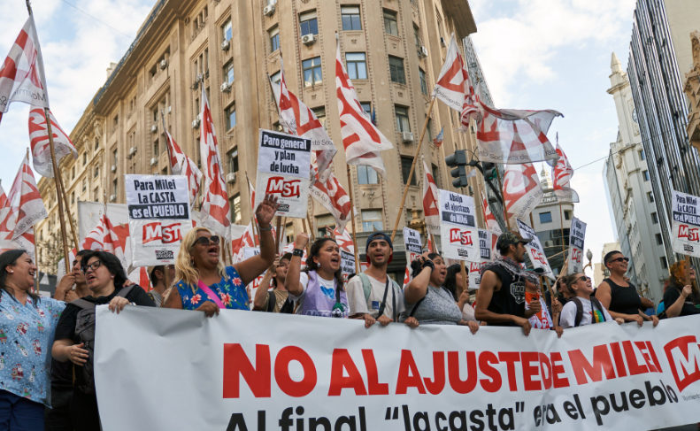 El Presidente de Argentina anunció la desregulación de la economía mientras miles de personas protestan