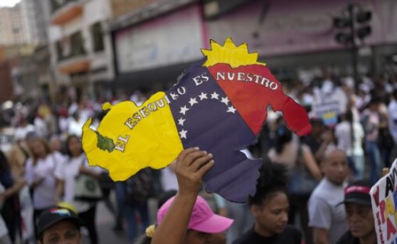 Los Venezolanos aprueban un referéndum para reclamar la soberanía sobre una zona de la vecina Guyana
