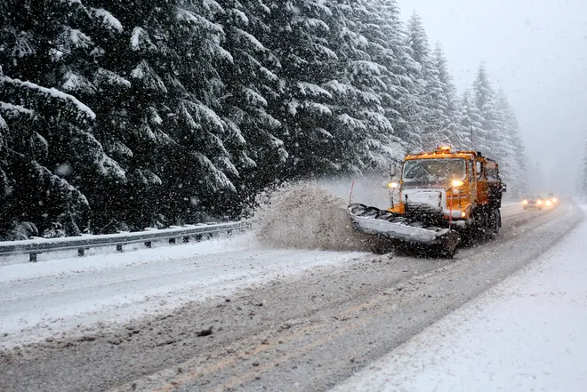 Klamath Basin News, viernes 19 de enero – Carreteras cubiertas de nieve que causan muertes; Viajar sigue siendo difícil en todo el condado de Klamath y el estado; Importante redada de drogas en la I-5 en las afueras de Ashland
