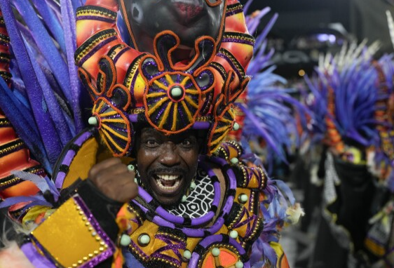El desfile del Carnaval de Río hace un llamamiento urgente para detener la minería ilegal en tierras indígenas