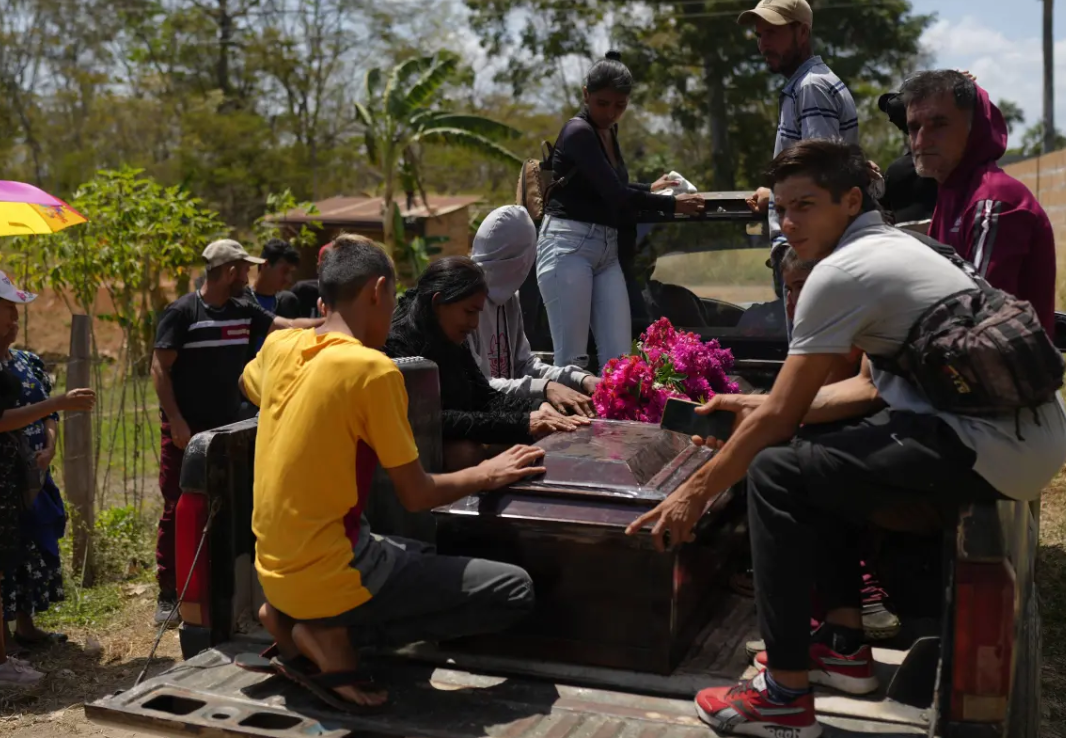 El derrumbe de una mina de oro ilegal deja a los habitantes de Venezuela con la sensación de abandono