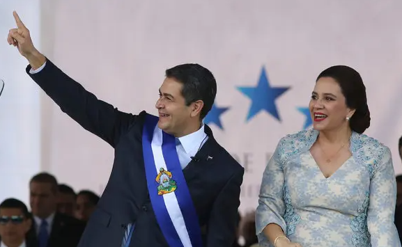 Ex Primera Dama de Honduras anuncia su candidatura a la presidencia días después de la condena de su marido por narcotráfico