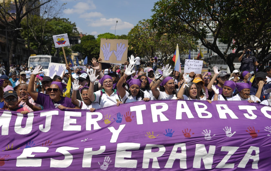 Mujeres Latinoamericanas se visten de morado en el Día Internacional de la Mujer ante cambios históricos