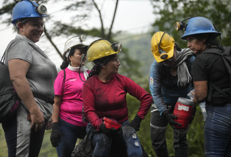 En Colombia, las mujeres rompen barreras de género en las minas de esmeraldas, pero luchan por salir de la pobreza