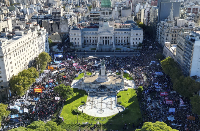 Masivas protestas en Argentina ante la amenaza de la educación pública
