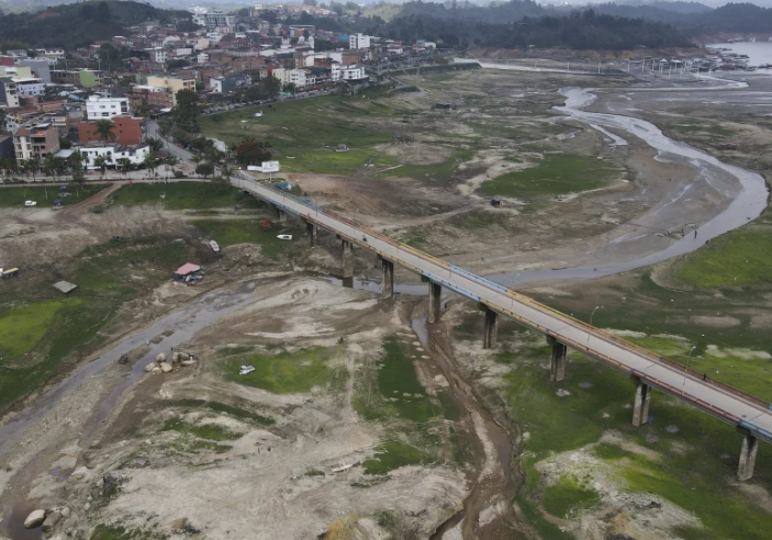 Bogotá anuncia nuevas medidas para reducir el consumo de agua mientras persiste la sequía