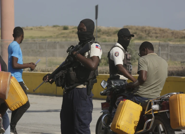 La policía de Haití recupera un carguero secuestrado en una rara victoria tras un tiroteo de 5 horas
