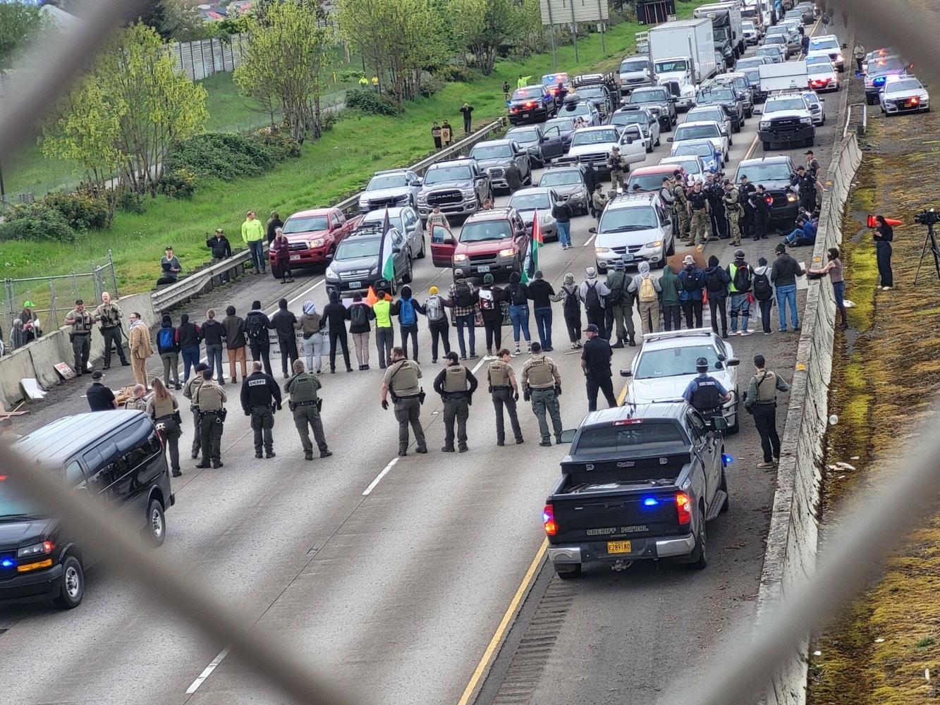 Klamath Basin News, martes 16 de abril – Manifestantes pro palestinos arrestados después de bloquear la autopista I-5; La Comisión Reguladora de Energía de la Reserva Federal desacelera la eliminación de la presa IronGate; El 30 de abril es la fecha límite para registrarse para votar o cambiar de afiliación partidista