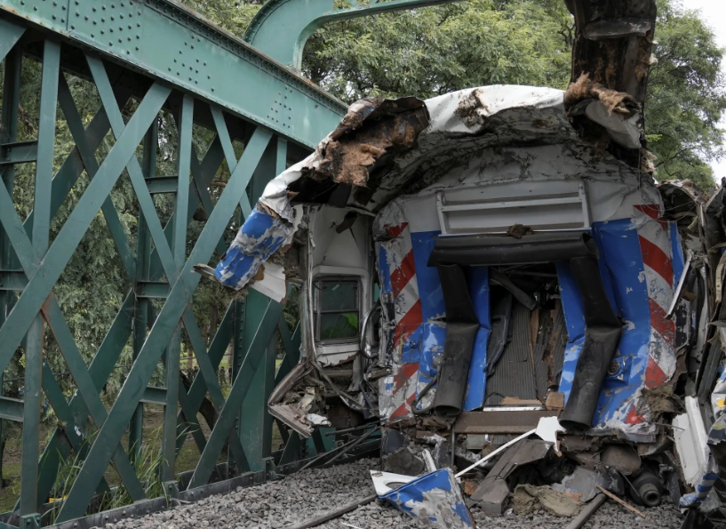 Un tren choca contra un vagón y deja más de 90 heridos en Argentina