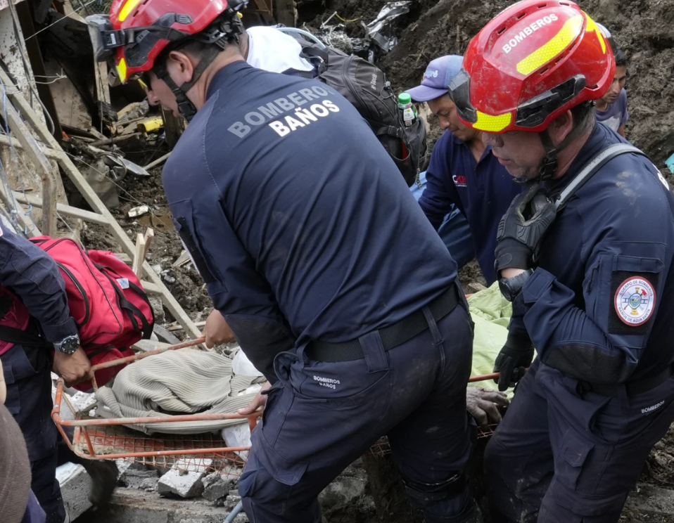 Los equipos de rescate hallan más víctimas en un corrimiento de tierras en Ecuador