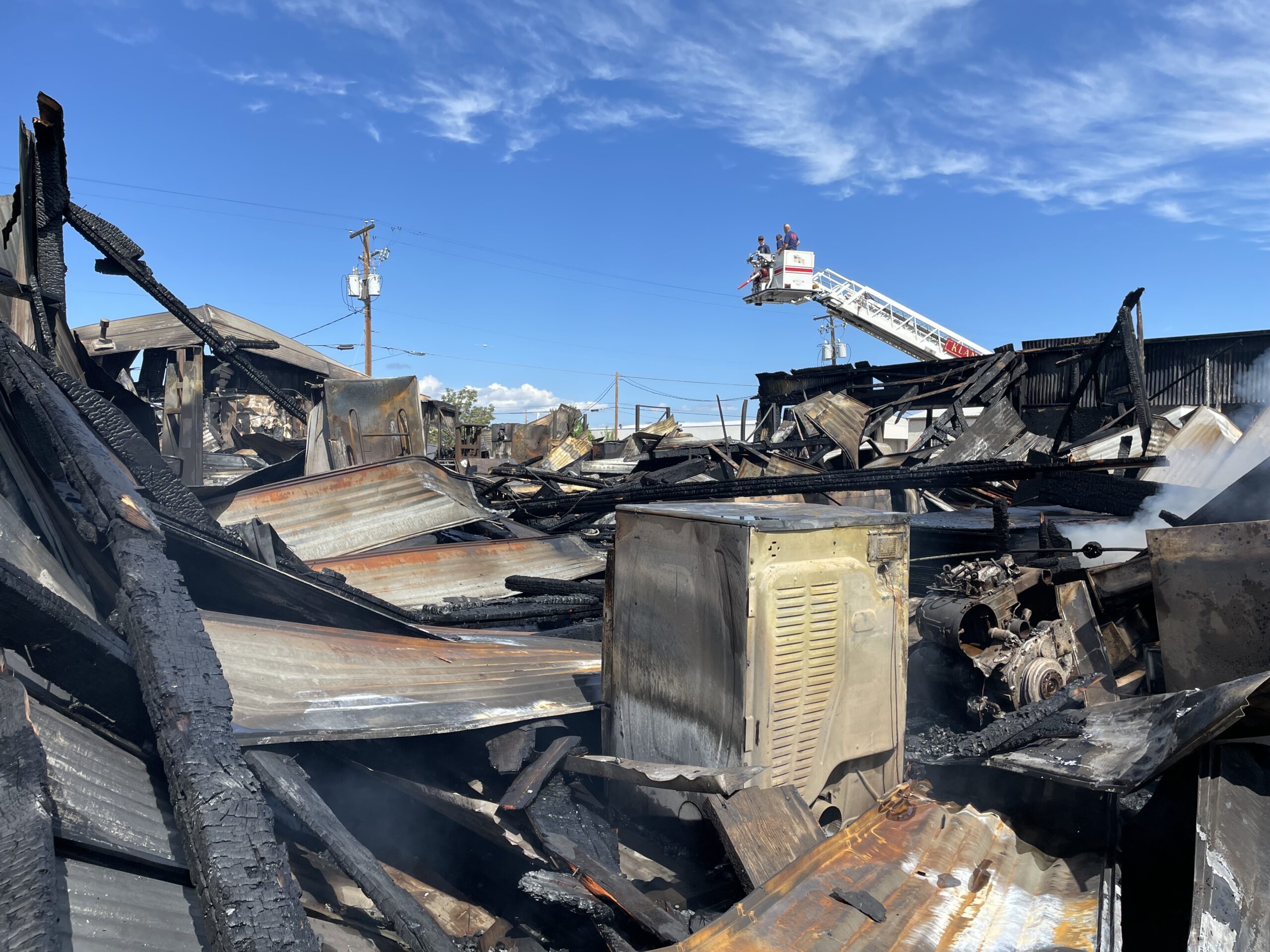 Klamath Basin News, miércoles 12/06/24 – Continúa la investigación del incendio de Spring Street Warehouse y RV; Estación de entrega del edificio Amazon en Klamath; Sospechoso arrestado después de estrellar su auto contra la patrulla de la policía de Central Point