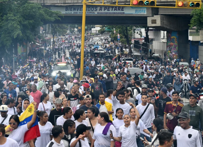 Las protestas estallan en Venezuela mientras crecen las dudas sobre la victoria de Maduro