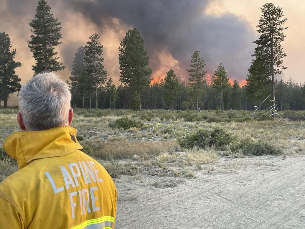 Klamath Basin News, martes 23/7/24 – Jackpine Fire Off Highway 97 25% contenido; El director del Servicio Secreto, Cheatle, dimite; Actualizaciones sobre incendios forestales en Oregón; El Departamento de Empleo dice que 1 de cada 4 trabajadores en Oregon tiene más de 55 años; Kroger no venderá las tiendas Fred Meyer