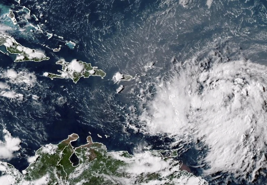 La tormenta tropical Ernesto se acerca a Puerto Rico mientras las autoridades se apresuran a prepararse