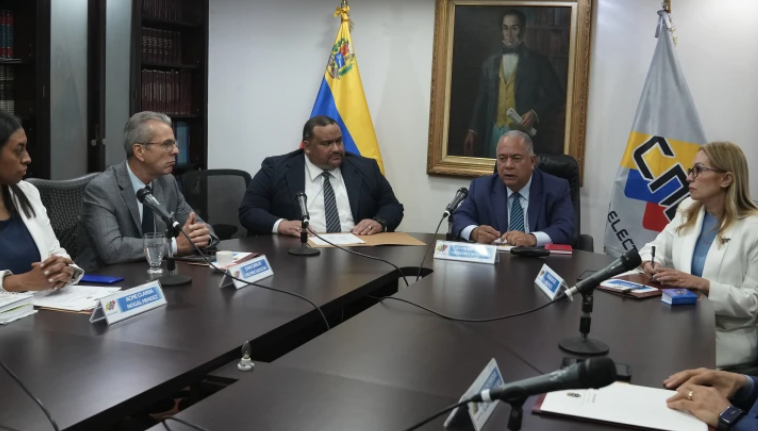 Oficial electoral venezolano afirma ‘falta de transparencia y veracidad’ en reelección de Maduro