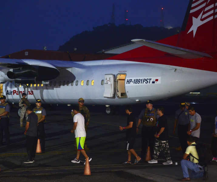 Panamá deporta a 29 Colombianos en el primer vuelo financiado por EE.UU.