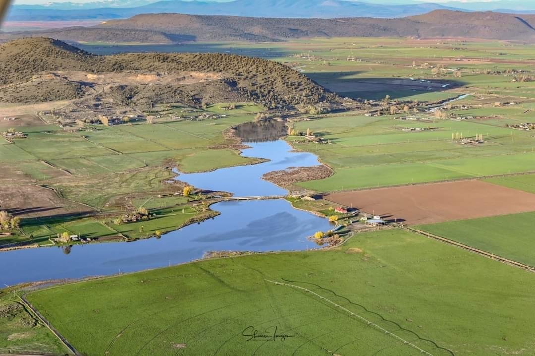 Noticias de Klamath Basin, lunes 14/10/24: Tribus y representantes agrícolas anuncian apoyo mutuo para 19 proyectos de restauración; el juicio de Zuberi continúa en Medford; el Departamento del Sheriff de Deschutes investiga una muerte al norte de La Pine; el incendio de Shoe crece a 1.853 acres en el condado de Shasta