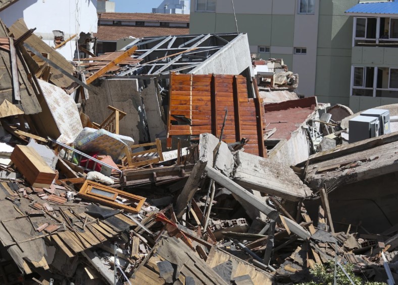 Un hotel se derrumba en Argentina y deja 1 muerto y varios atrapados