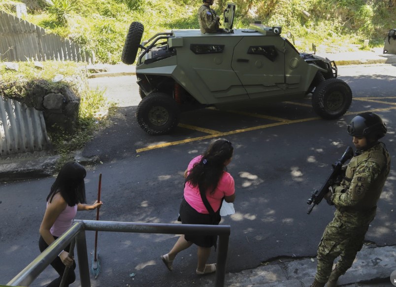 Miles de soldados cercan un barrio salvadoreño en persecución de los remanentes de las pandillas