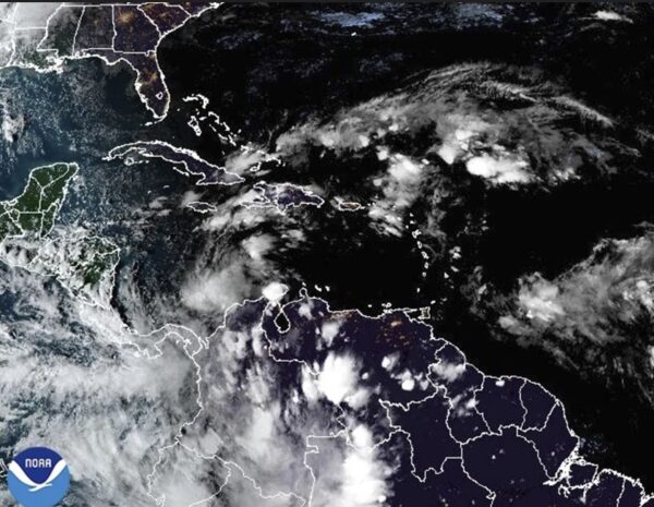 La tormenta tropical Rafael pasa junto a Jamaica mientras Cuba se prepara para otro huracán