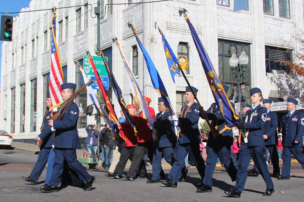 Noticias de la Cuenca del Klamath, lunes 10/11: El desfile del Día de los Veteranos es el martes a las 10:00; Cascade Health Alliance envía fondos para alimentos a organizaciones locales; la votación del Senado allana el camino para poner fin al cierre del gobierno; los beneficios del SNAP se liberarán gradualmente