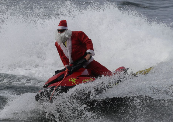 Un Papá Noel brasileño reparte juguetes y alegría a niños discapacitados en moto acuática