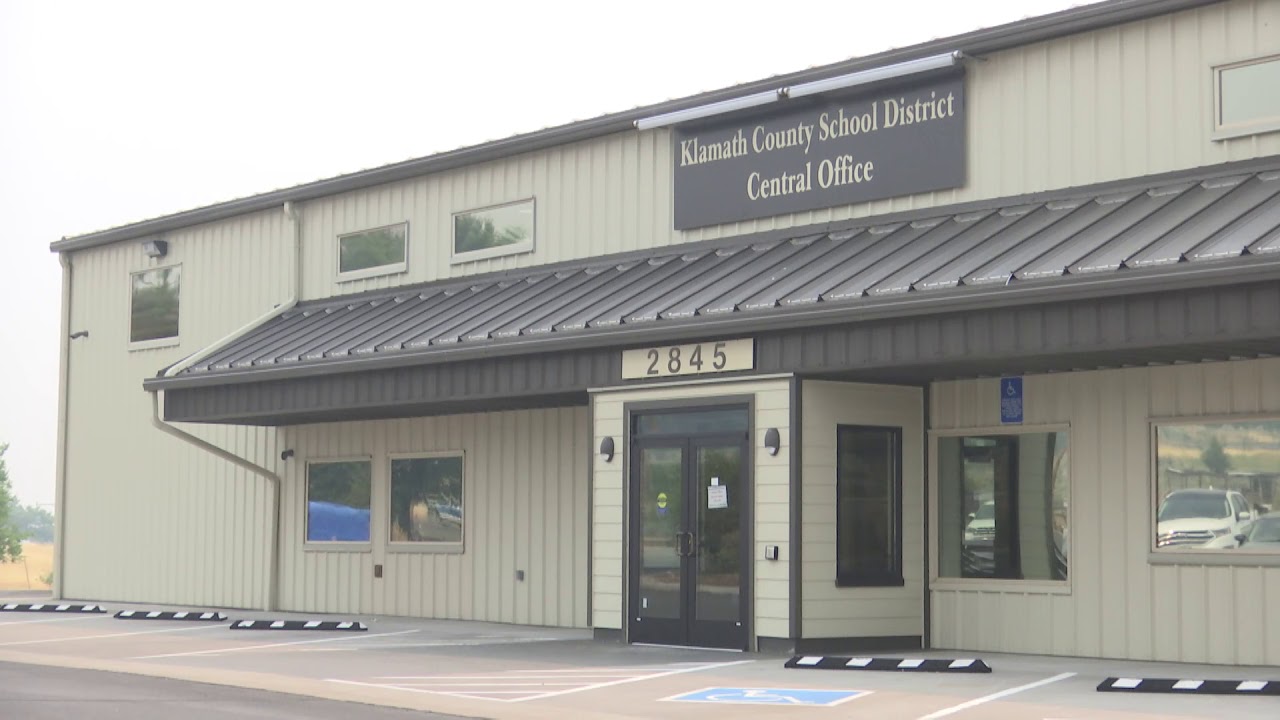 Noticias de Klamath Basin, viernes 6/2/26: Cuatro escuelas del condado cerradas debido a enfermedades de maestros y personal; Exposición de tarjetas deportivas y coleccionables el sábado en Bubble Break Boba Bar; Nueva guía estatal para contribuyentes que solicitan el Crédito para Niños de Oregon