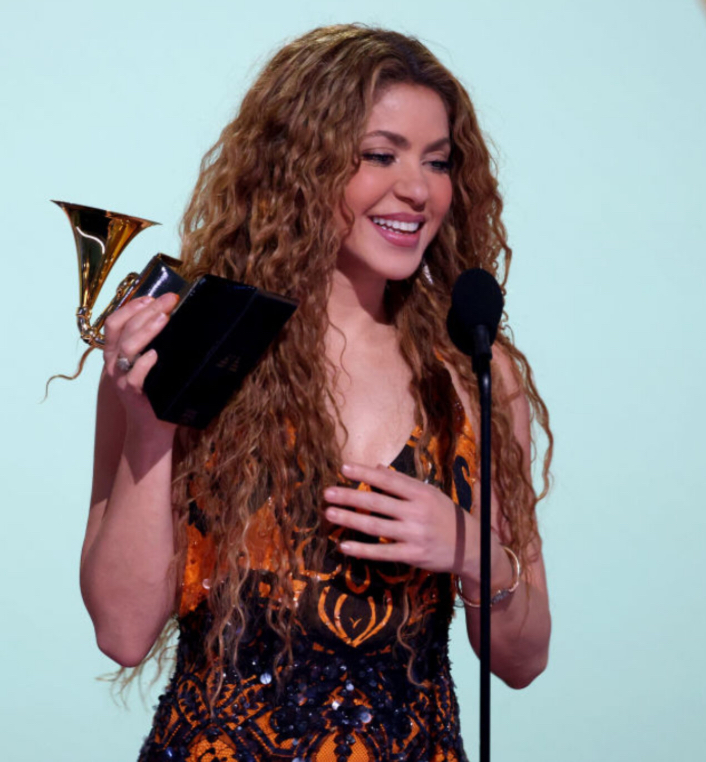 Shakira dedica su Grammy a los inmigrantes de EE.UU. – Véalo aquí