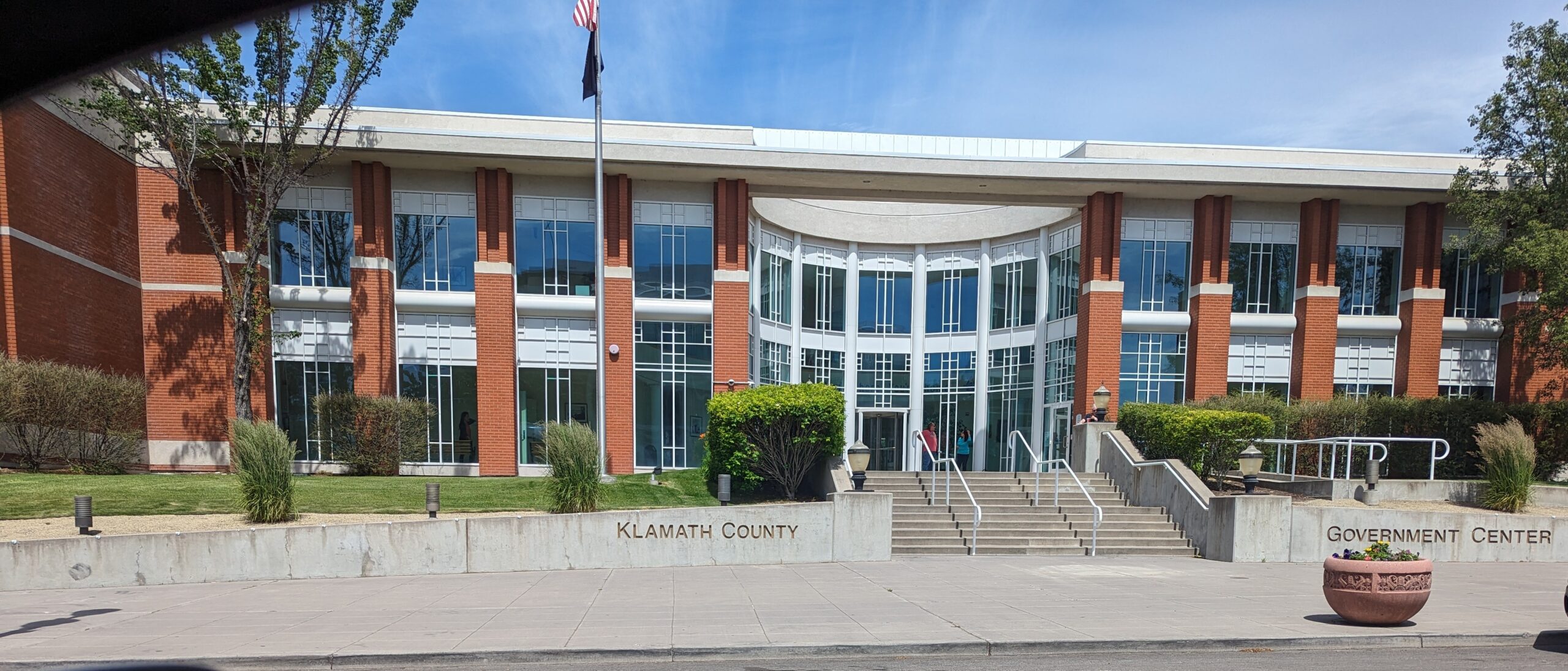 Noticias de Klamath Basin, jueves 24/4/25 – Los comisionados del condado discuten graves déficits y desafíos de ingresos; Oregon Tech busca establecer una nueva facultad de medicina; El día de recogida de medicamentos recetados es el sábado