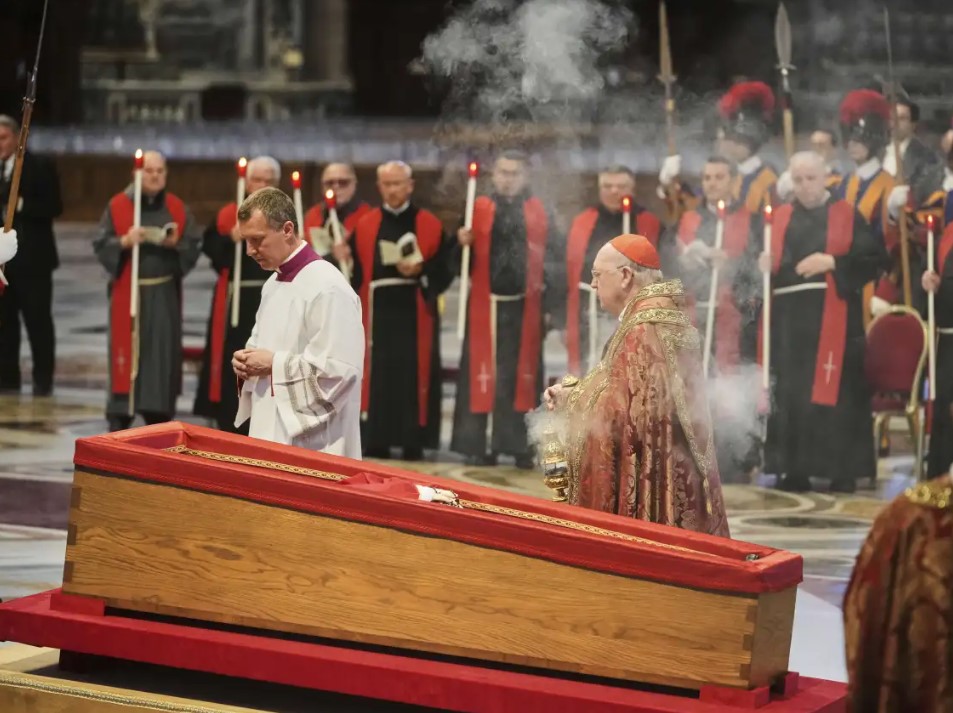 Los fieles católicos rinden sus últimos respetos al Papa Francisco al comenzar la audiencia pública