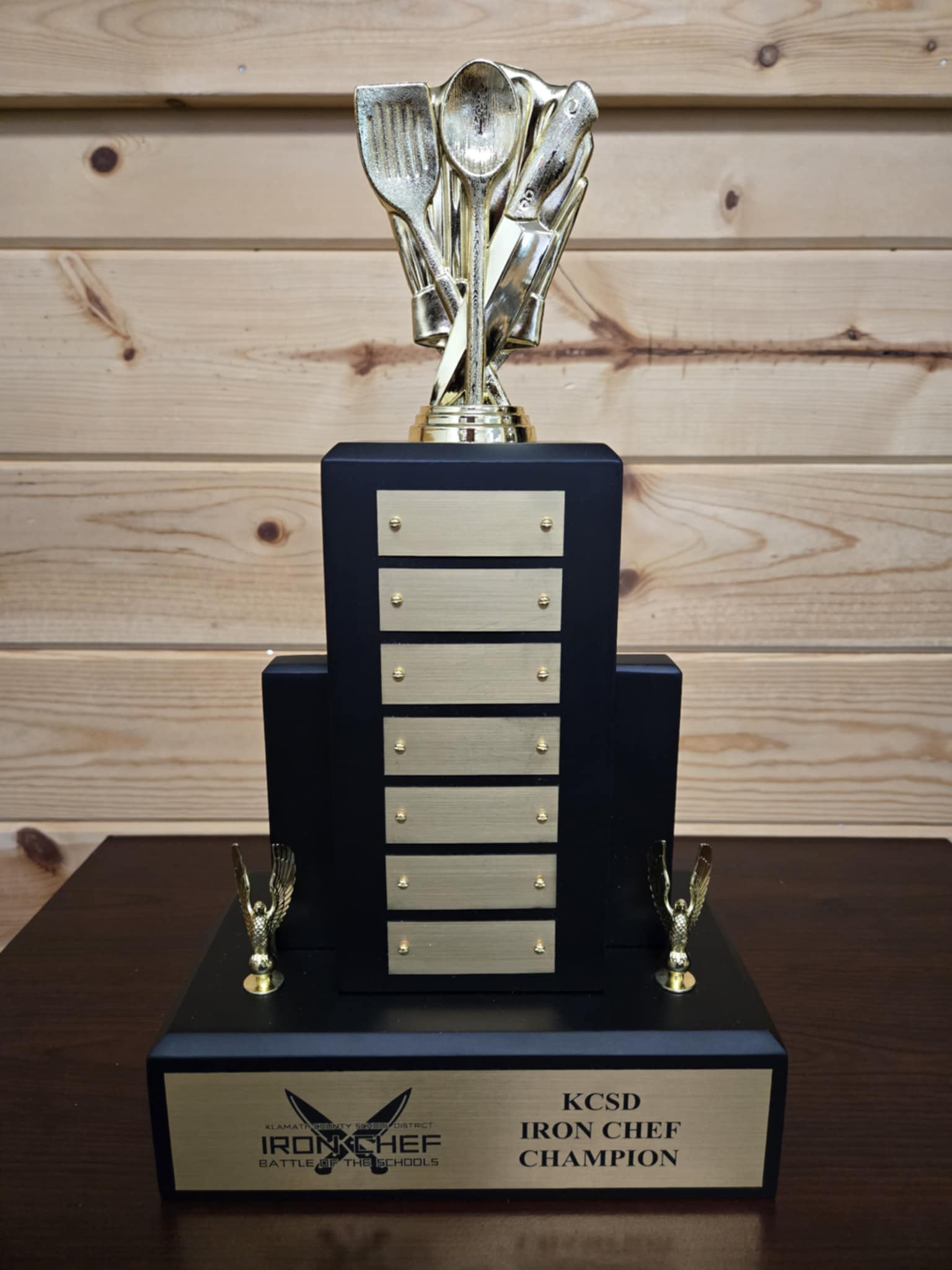 Hoy es la competencia Iron Chef del KCSD; veterinarios recuerdan a los dueños de perros que las algas pueden envenenar a las mascotas; el senador Ron Wyden, de 77 años, afirma que se presentará nuevamente en 2028