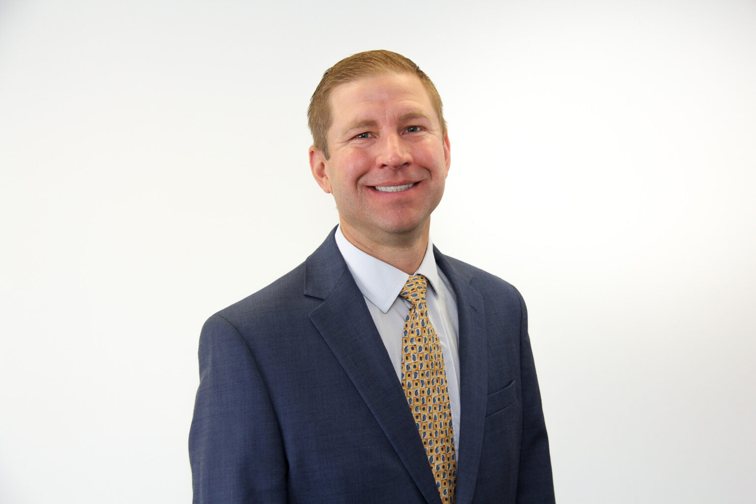 Noticias de la Cuenca de Klamath, lunes 28/7/25: Andrew Molatore fue nombrado director financiero y vicepresidente ejecutivo del Centro Médico Sky Lakes; se emitió una alerta por algas tóxicas para la zona alta del lago Klamath; el gobierno federal solicita una lista de beneficiarios de los beneficios del SNAP en busca de fraude