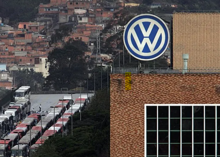 Volkswagen se enfrenta a una indemnización histórica de 30 millones de dólares por abusos laborales en Brasil