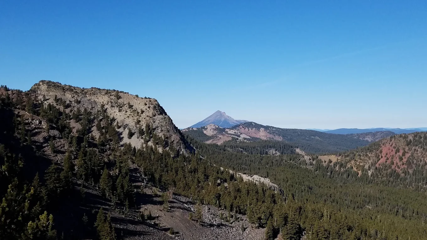 Noticias de la Cuenca de Klamath, miércoles 20/8/25 – Se están mejorando los senderos naturales de Mountain Lakes; el senador Wyden visita Crater Lake; una niña de cuatro años muere tras el ataque de un perro en el condado de Josephine; Oregón, clasificado como uno de los estados menos favorables para la reubicación; Exposición de vehículos recreativos este fin de semana en el recinto ferial